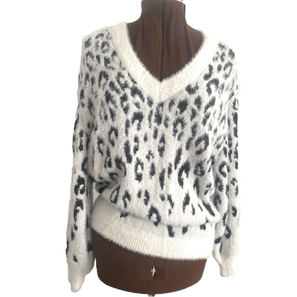 🖤🤍PARKHURST🤍🖤Fuzzy sweater in black and white pattern. Size Medium. New!!
